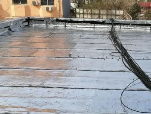 三门峡市卫生间漏水维修公司分享下三门峡市屋面楼顶防水刚性防水层施工要点。